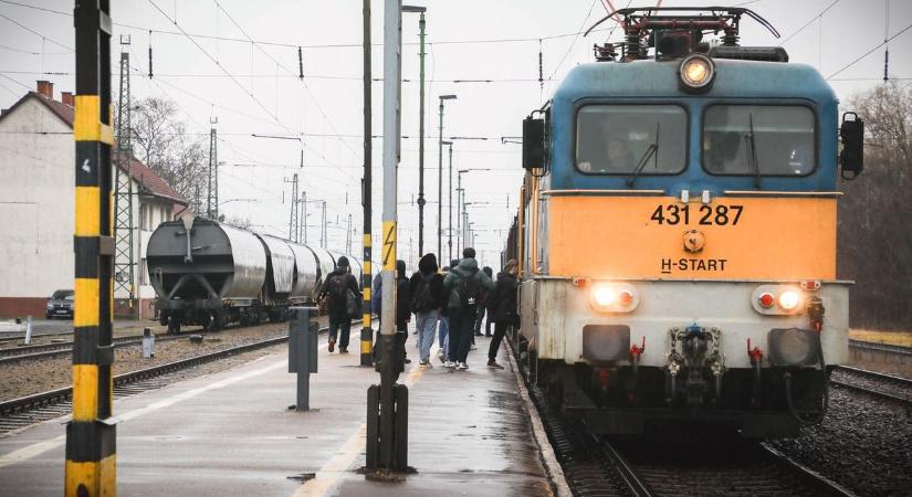 Szörnyű eset miatt késnek a vonatok a pécsi vonalon!