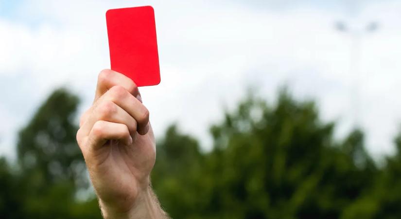 Fejberúgta a játékvezetőt, 15 évre eltiltották a kunhegyesi házigólkirályt