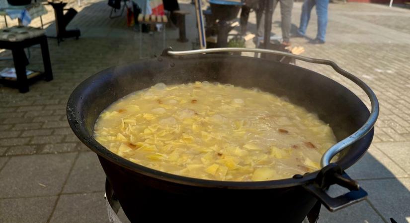 A bogrács aranya: a 32 fordulatos mezőkövesdi slambuc titka