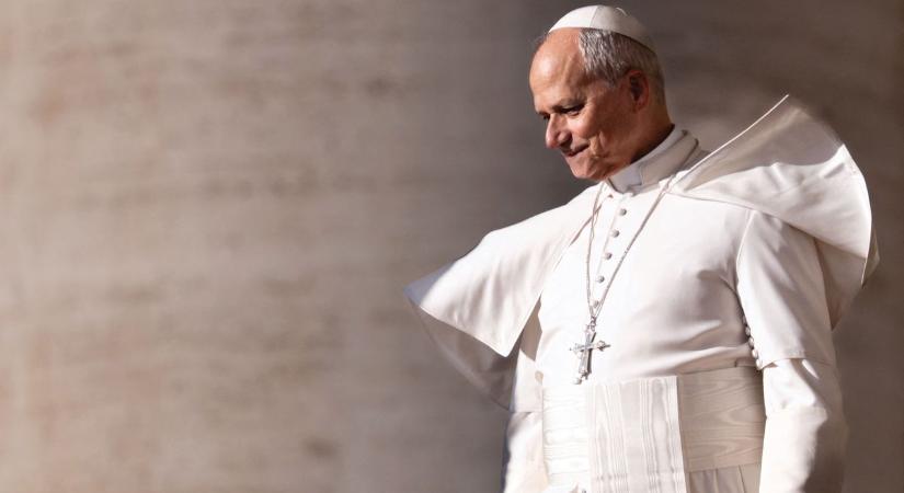 Aki az egész pápai „stílust” visszaigazította a Ferenc előtti szokásokhoz – Körképünk Leo pápa első évéről