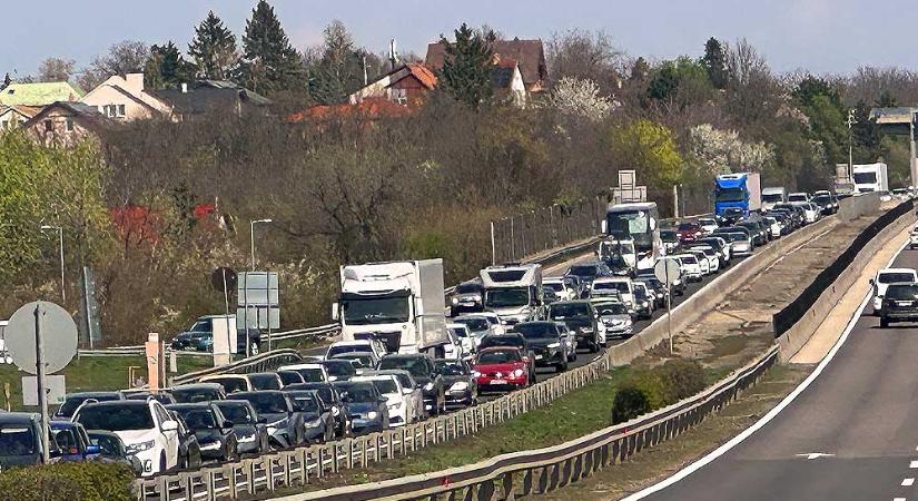 Gigadugó az M7-esen: 30 km-en keresztül áll vagy araszol a kocsisor a Balaton felé