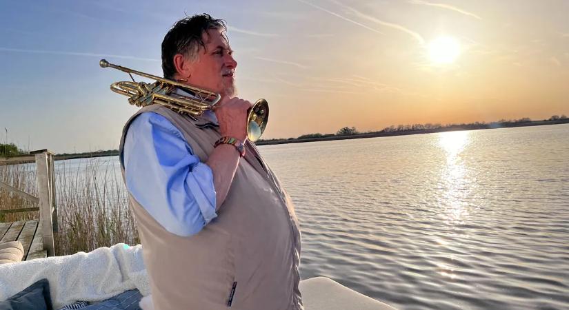 „Kaviárral fogunk dobálózni, és bélszínnel kergetőzni” – Kiderült, mi kerül Galambos Lajos ünnepi asztalára