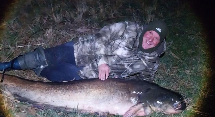 Óriási harcsa akadt horogra a Berettyón