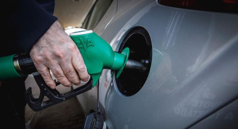 Ha autóval utaznál külföldre, még itthon érdemes tankolni – mutatjuk, mi vár a határ túloldalán!