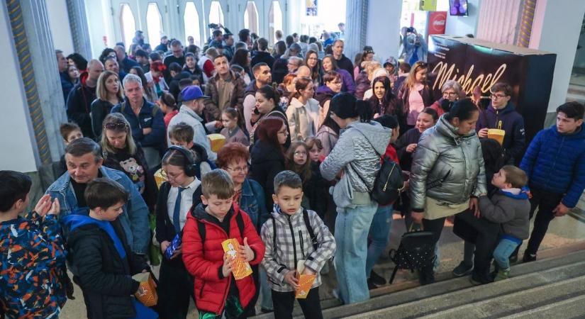 Ingyen mozizással szereztek több száz gyereknek örömöt a bohócdoktorok – galériával