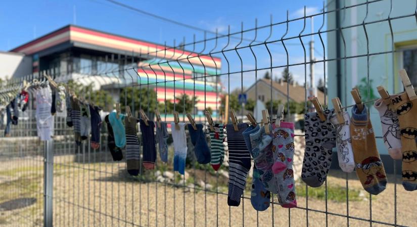 Fél pár zoknikkal hívták fel a figyelmet az autizmusra Dorogon