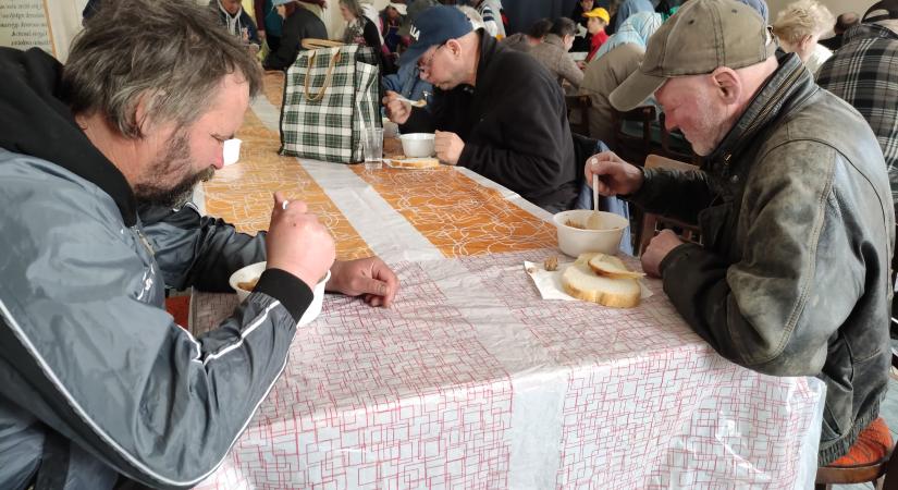 Bácskai rizses hús készül a vasárnapi ételosztására