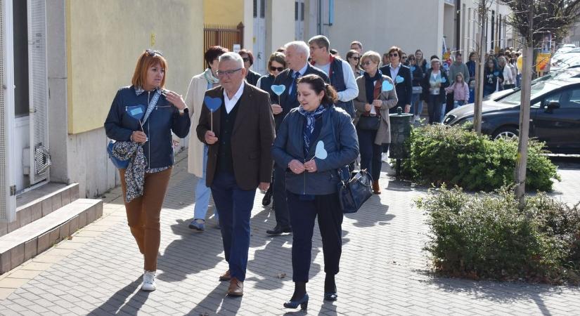 Kék szívek lepték el az utcákat Cegléden, különleges központot adtak át a városban