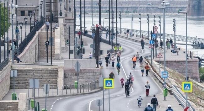 Új forgalmi rend a pesti alsó rakparton: hétköznap esténként is megnyílik a gyalogosok előtt