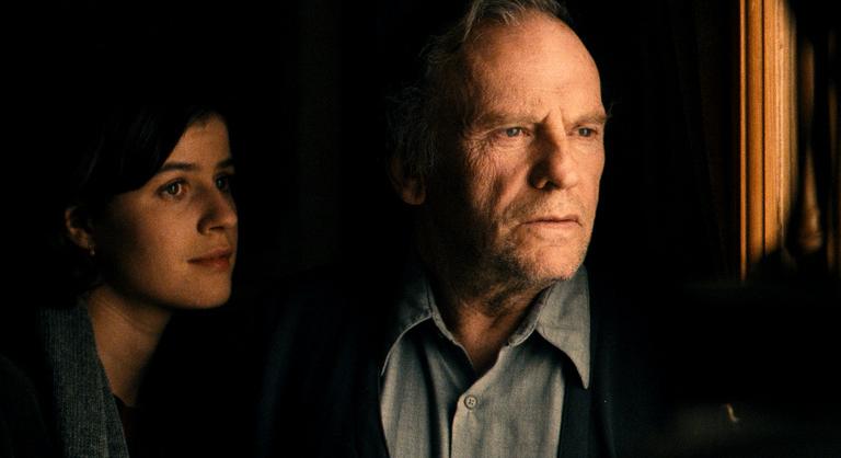 A bíró titokban lehallgatta a szomszédai telefonbeszélgetéseit