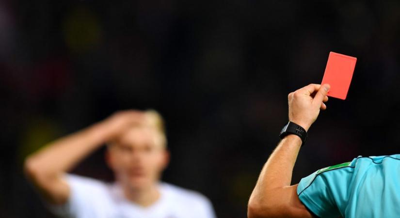 15 évre eltiltották a megyei focistát, aki a kiállítása után fejbe rúgta a bírót