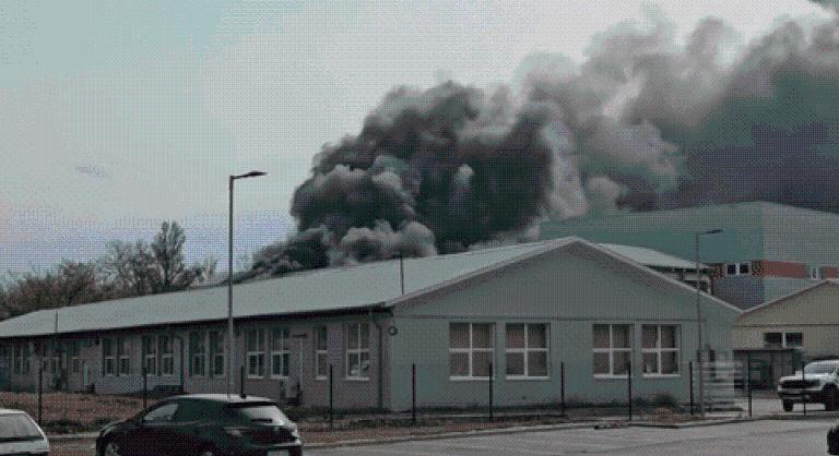 Óriási lánggal égett egy üzemcsarnok Szigethalmon, fekete füst borította be a települést