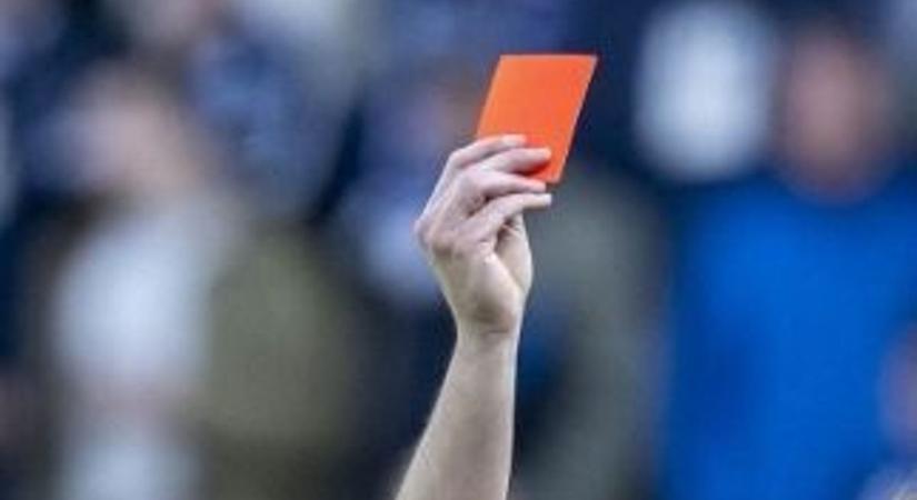 Fejbe rúgta a játékvezetőt, 15 évre eltiltották a magyar gólvágót!