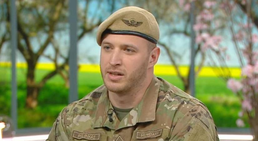 – Parancsoljon, százados