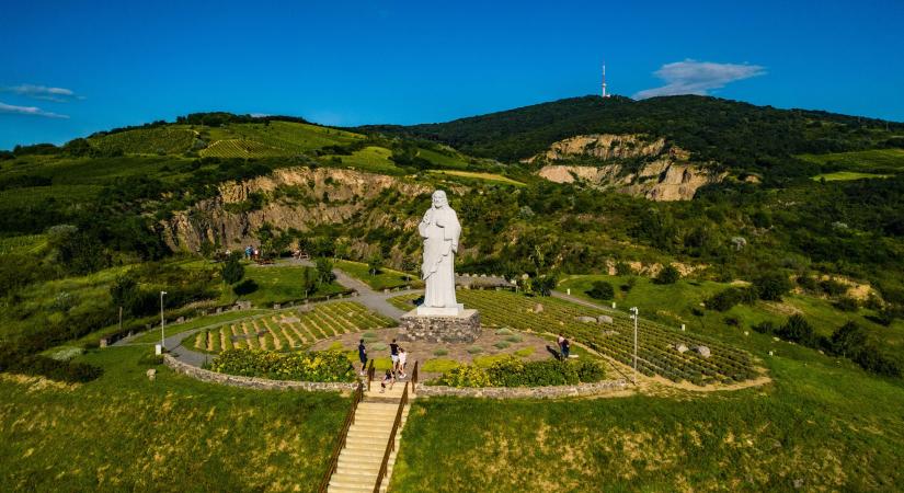 Lenyűgöző szakrális helyek az országban – Fedezd fel a lelki feltöltődés oázisait!
