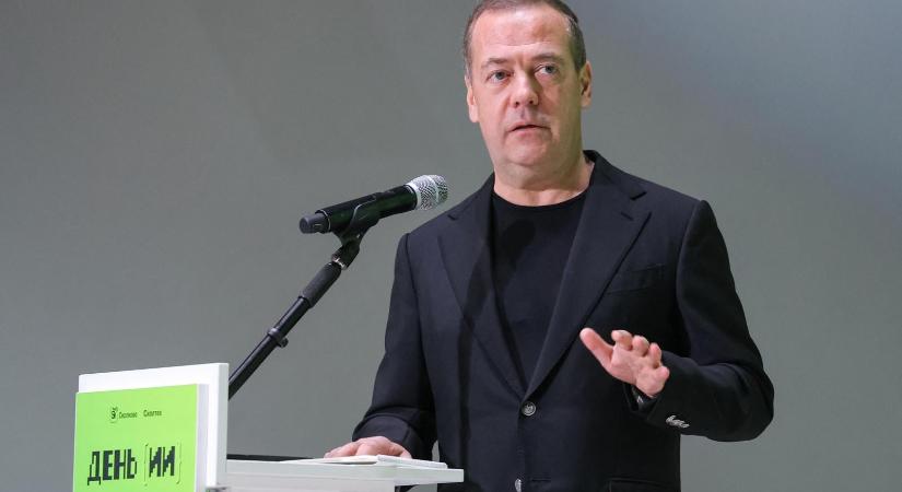 Dmitrij Medvegyev: az EU a NATO-nál is ellenségesebb katonai szövetséggé alakulhat át