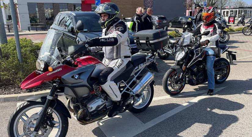 Vezetéstechnikai tréningen csiszolták tudásukat a motorosok Mosonmagyaróváron - fotók