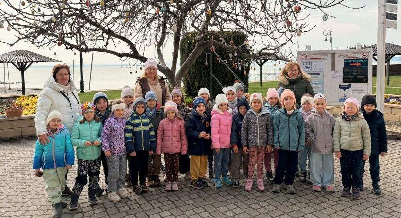 Csopaki óvodások díszítették fel a település tojásfáját