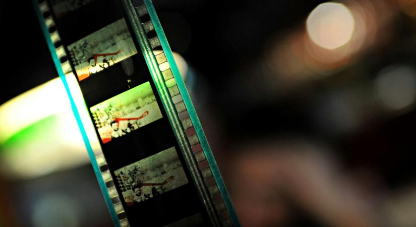 Hihetetlen képessége van egy tinédzsernek: életének bármely napját filmként élheti újra