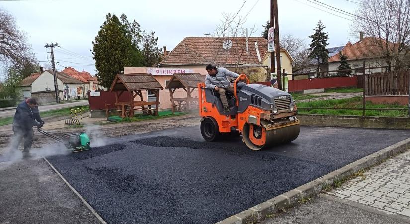 Gőzölög az aszfalt: kiderült, honnan kapott pénzt a jászsági település útfelújításra