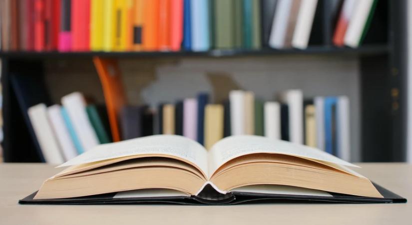 Drágulnak a könyvek és a képregények: súlyos áremelkedés jön a papíriparban