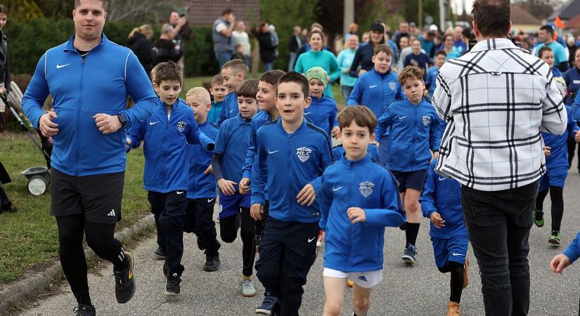 Megértés és elfogadás: Kiskőrösön is kékben futottak az autizmussal élők világnapján  fotók, videó