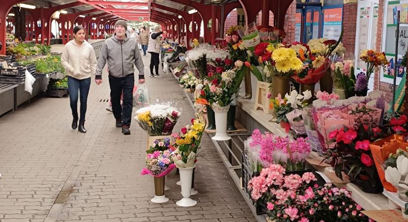 Nagypénteken a piacon a húsvét jegyében (videóval, képgalériával)