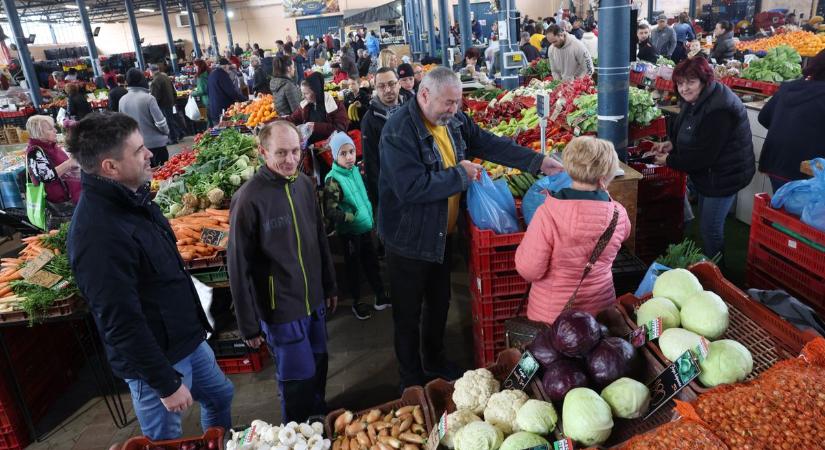 Sonka 5000, eper 2500 – nagypénteki roham a Nagypiacon – a Pató Pál urak szombaton még bevásárolhatnak