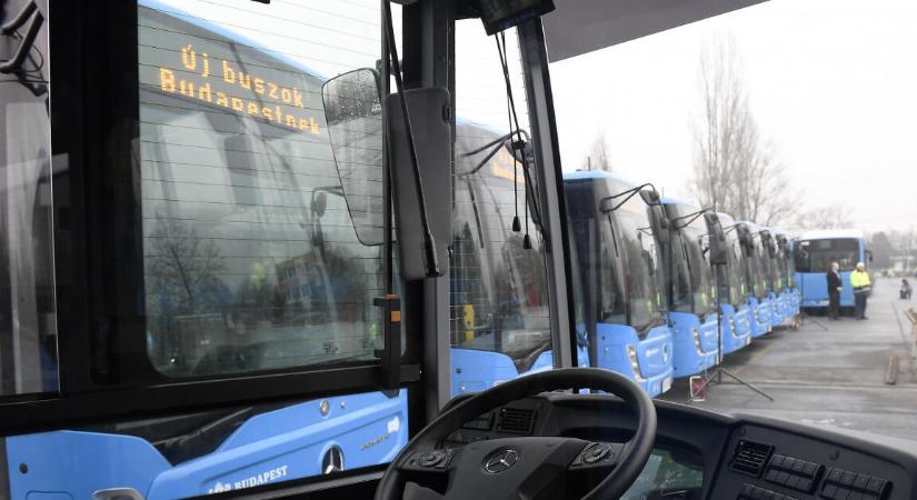 A buszok menetrendjét is érinti JD Vance látogatása, a reptérre nehéz lesz kijutni