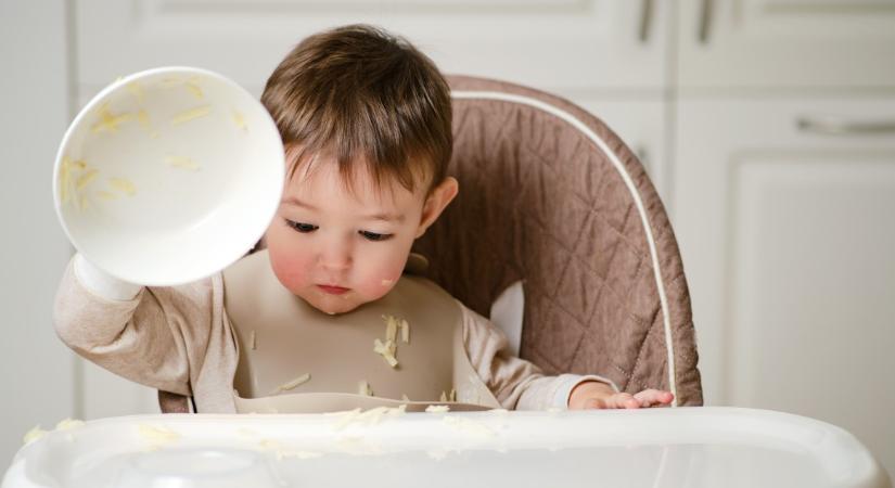 Repül a kanál: mit üzen az, ha dobál a kisgyerek?