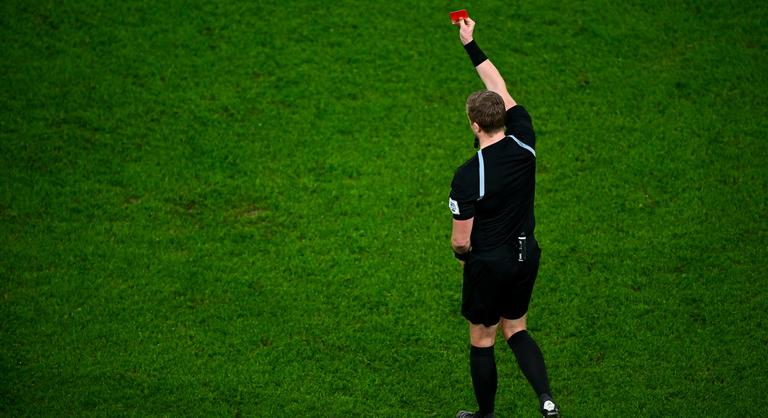 Fejbe rúgta a játékvezetőt a kunhegyesi házi gólkirály, 15 éves eltiltást kapott cserébe