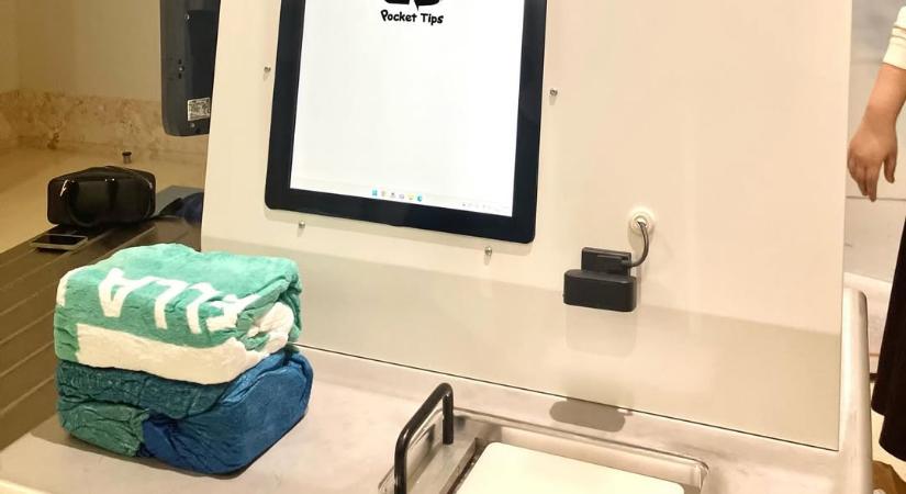 Japánban üzembe állították a gépet, ami a reptéren tömöríti a ruhákat