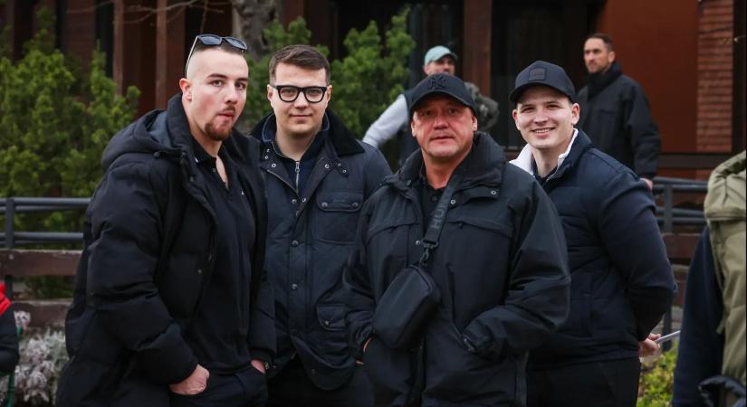 Fekete pufajkások kíséretében kampányol a megfáradt Orbán