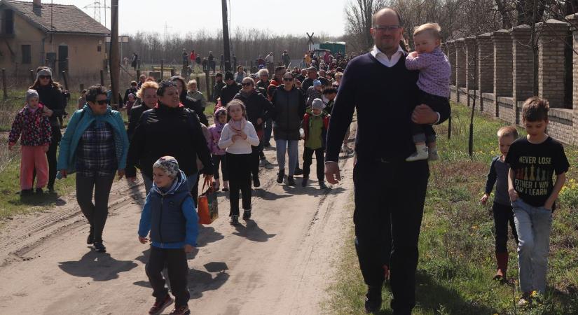 Több százan vettek részt a nagypénteki határbejáráson Nyárlőrincen  fotók