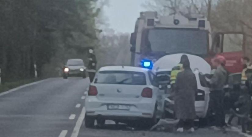 Durva baleset a 61-es főúton: három autó ütközött össze, több sérült is van