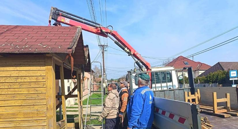 Elkészült a zalai kis falu második buszvárója – két fenyőfa emlékét is megőrizték benne