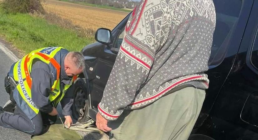 Rendőrök siettek a 6-os úton bajba jutott idős férfi segítségére
