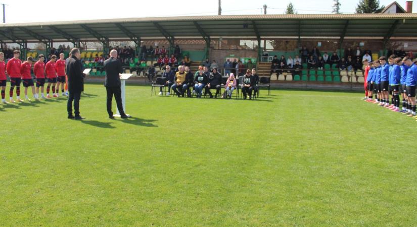 Könnyek és egy megtört család a pálya szélén – a tragikusan elhunyt fiatal labdarúgó emléktornája elkezdődött