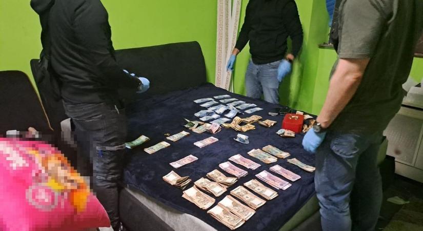 Halomban álltak az ékszerek és a milliók: újabb kábítószer-kereskedőkre csaptak le Hajdú-Biharban – fotókkal