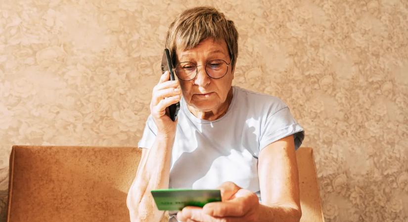 Kiforgatta mindenéből a 89 éves nénit: 137 millióval a zsebében pattant repülőre a csaló ápoló