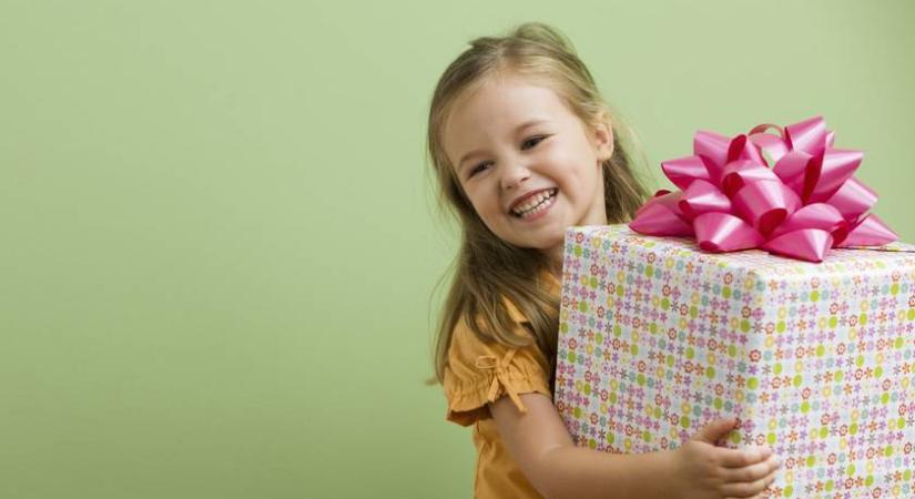 Ennyi idős korig jobb a tárgyi ajándék - A szakember magyarázza el, miért