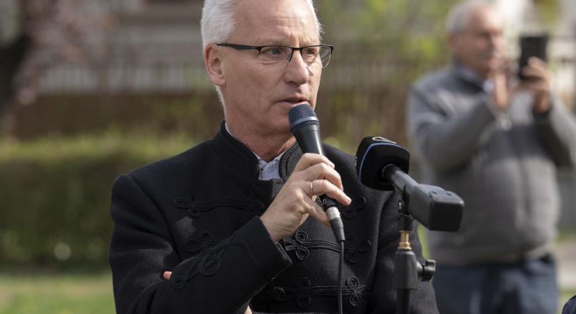 Soltész Miklós a szlovák nemzetiségi népszokás, az ecseri Szerelem patakban történő közösségi mosdás ünnepségén vett részt