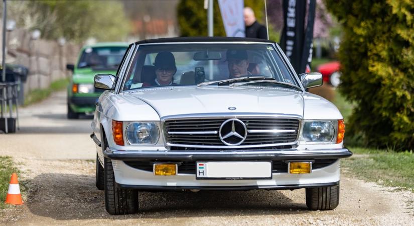 Megtörtént a rajt, elhúzták a csíkot: kilátogattunk a veterán autóversenyre fotók, videó