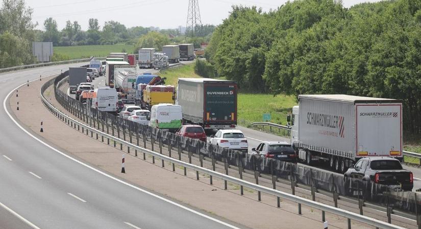 Végeláthatatlan kocsisorok az M3-ason? Így a locsolkodók jó eséllyel csak keddre érnek oda...