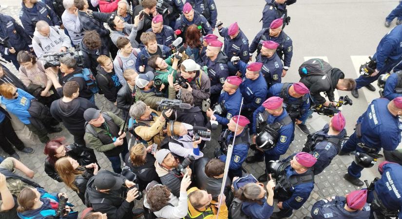 Átlátszó: Nincs még egy 2006-ra elég rendőre a hatalomnak