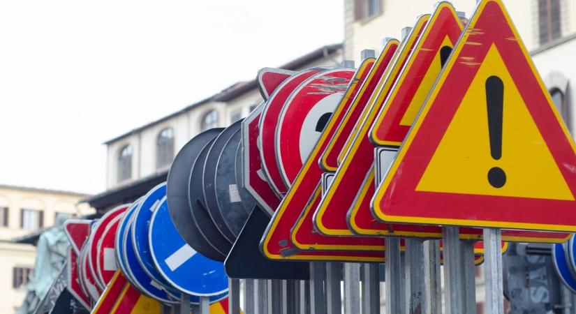 Új KRESZ- tábla jöhet Magyarországon – sok autós hátrányba kerülhet miatta