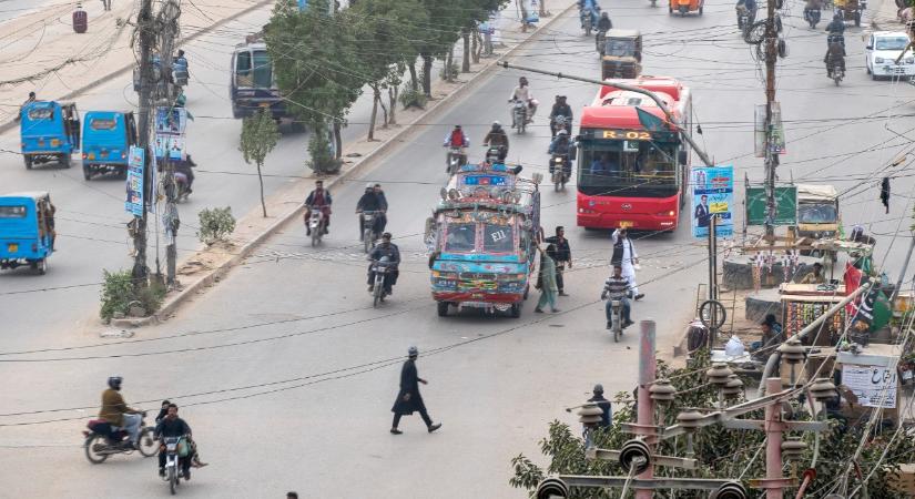 Pakisztánban ingyenessé teszik a tömegközlekedést a nagyvárosokban