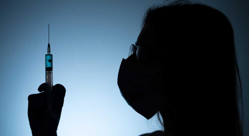 Vizsgálják, hogy megfellebbezhetik-e a koronavírus-oltóanyag miatt követelt összeg kifizetését