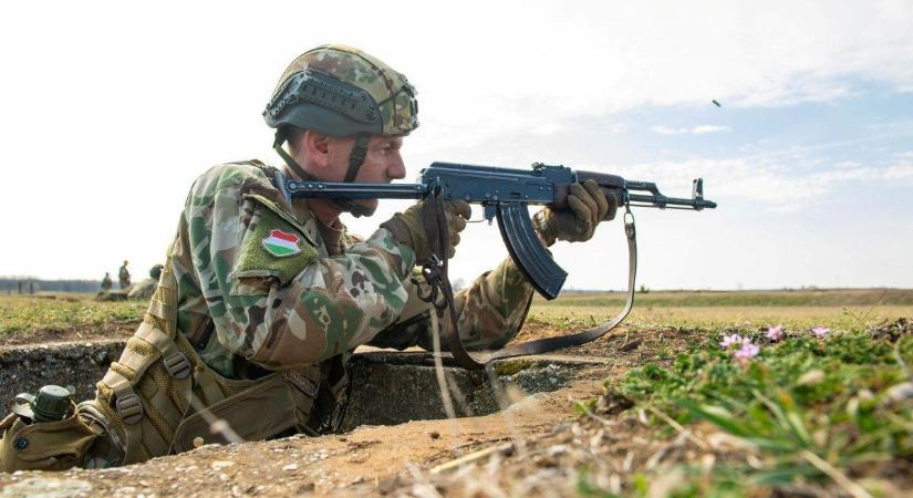 Böröndi Gábor: Nincs leszerelési tilalom és nem is állnak tömegek arra várva, hogy elmehessenek