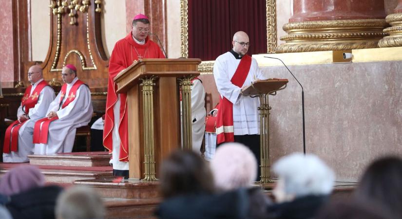 Nagypénteki liturgia – A keresztáldozatra emlékeztek a szombathelyi székesegyházban